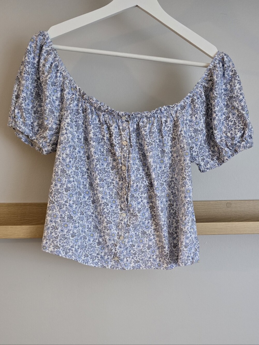 American Eagle Outfitters Blue Floral Button-Front Off-Shoulder Top